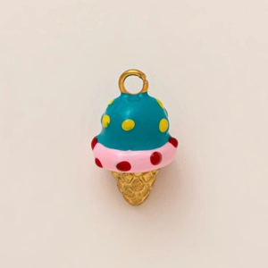 Dettaglio del ciondolo a cono gelato placcato oro 18K con smalto colorato e trama a griglia