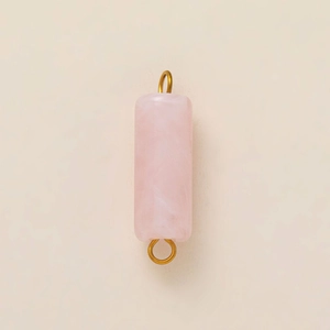 Detailansicht eines rosa Quarz-Zylinders mit Goldringen für DIY-Schmuckzubehör