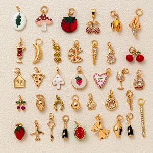 Pendentifs en Cuivre Plaqué Or Émail et Strass Fruits Nourriture Coeur Clé Avion pour Création de Bijoux DIY Accessoires Femme