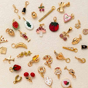 Lot de breloques dorées émaillées motifs fruits et cœurs pour création de bijoux DIY