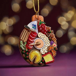 Ciondolo artistico in oro 18K a forma di tagliere con salumi, frutta e formaggio in miniatura