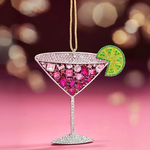 Dettaglio di un ciondolo a bicchiere da cocktail con cristalli rosa e lime smaltato
