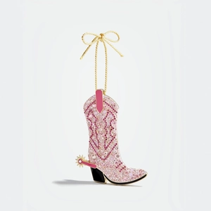 Dettaglio di stivale da cowboy rosa con strass, speroni dorati e corda intrecciata