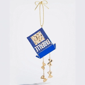 Dettaglio del ciondolo Farfalle in strass blu con charm di pasta placcati oro 18K