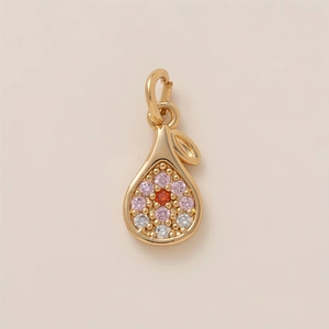 Détail d'un pendentif poire doré avec incrustation florale de pierres colorées