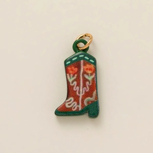 Colgante bota de vaquero dorado con esmalte floral rojo y blanco y detalle de suela verde