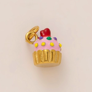 Ciondolo cupcake con punti in smalto colorato, cuore rosso e base in metallo dorato