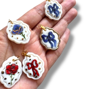 Set de 5 dijes hechos a mano con forma de corazón y flor bañados en oro para DIY