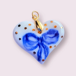 Colgante de corazón blanco con lazo azul y puntos dorados, accesorio de joyería de cobre 14k