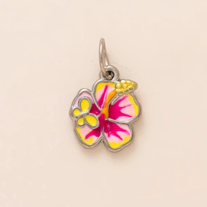 Pendentif fleur en émail rose avec petit papillon jaune et finition plaquée or 18 carats
