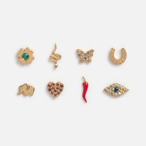 Vue détaillée d'un lot de 8 boucles d'oreilles dorées avec pierres et motifs papillon