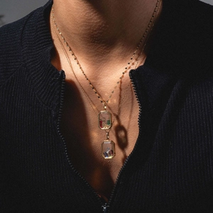Collier double rang plaqué or 18k avec médaillons rectangulaires et pierres colorées