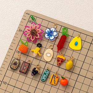 Divers breloques de mode avec pierres et perles pour bijoux DIY et colliers