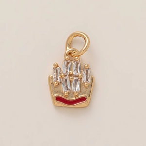 Detail van een 18K vergulde frietjes hanger met rood email en heldere zirkonia steentjes