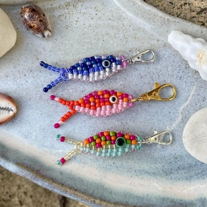 Handgefertigte bunte Fisch-Schlüsselanhänger in drei Mustern mit Metallschließe