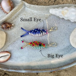 Handgefertigtes Perlen-Fisch-Schlüsselanhänger-Set mit buntem Meereslebewesen-Design