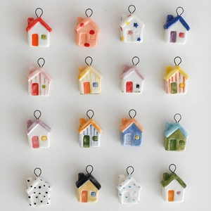 Detalle de 16 colgantes de casitas de cerámica colorida con baño de oro 18K para crear joyas