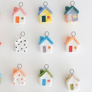 Colgante casa minimalista de acero inoxidable con circonitas de colores y oro de 18K