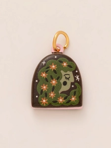 Prachtige gewelfde keramische hanger met artistieke illustratie van een vrouw en gouden ring