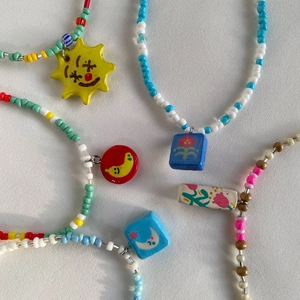 Collares de cuentas estilo Y2K con colgantes pintados a mano de sol y luna