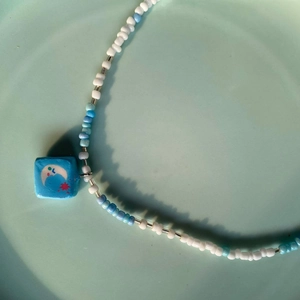 Collar de cuentas hecho a mano con colgante cuadrado azul con motivos de luna y flores