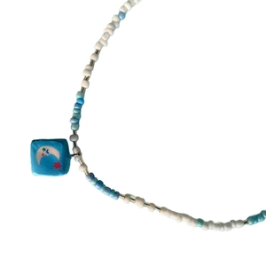 Collar de cuentas azules y blancas con colgante cuadrado de cerámica y luna dorada
