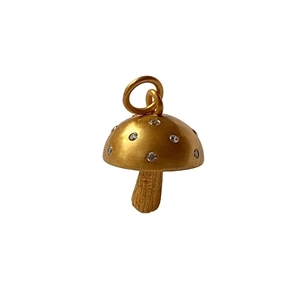 Dettaglio del ciondolo a forma di fungo in oro 18K opaco con accenti in cristallo