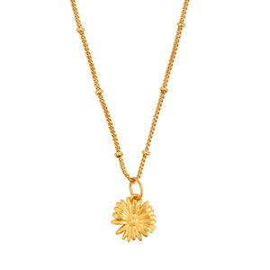 Dettaglio macro del ciondolo a girasole placcato oro 18K con collana di perline