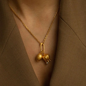 Collana con ciondolo mughetto placcata oro 18K con fiori opachi e piccoli dettagli in perla