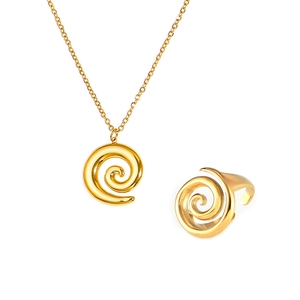 Parure bijoux avec collier à pendentif spirale et bague ajustable dorée à l'or fin 18 carats