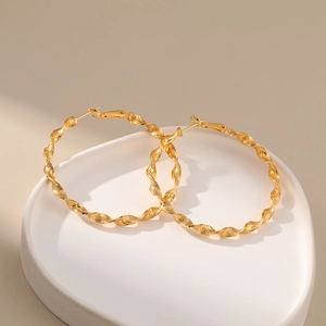 Französische 18K vergoldete Creolen mit strukturiertem, gedrehtem Spiral-Design für Damen