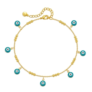 Détail d'une chevillère en or Evil Eye avec breloques en émail bleu et fermoir mousqueton