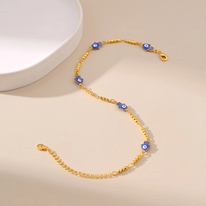 Détail de la chevillère dorée Main de Fatma avec breloques œil bleu et perles fines