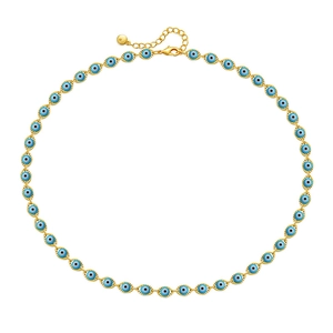 Dettaglio della collana Evil Eye dorata con ciondoli in smalto blu e catena regolabile