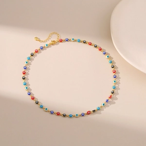 Dettaglio della collana di perline Evil Eye colorate con catena d'oro regolabile e chiusura