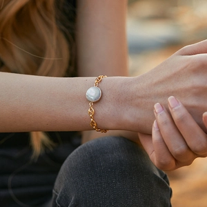 Elegante bracciale a maglie placcato oro 18 carati con perla centrale e design a grugno