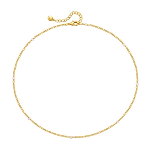 Bohemian choker ketting met 18K vergulding en kleine roze kralen op een witte achtergrond