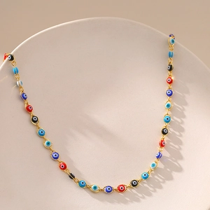 Collana Evil Eye dorata con amuleti in smalto colorato su supporto in ceramica tondo