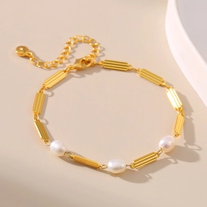 Handgefertigtes Armband aus 18K vergoldetem Messing mit Süßwasserperlen und Gliedern