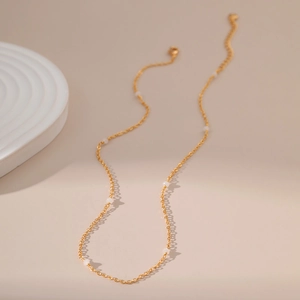 Minimalistische 18K vergulde halsketting met witte parels op zachte esthetische achtergrond