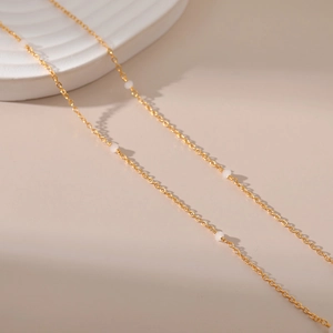 Minimalistische 18K vergulde dunne ketting met delicate witte kralen en elegante details