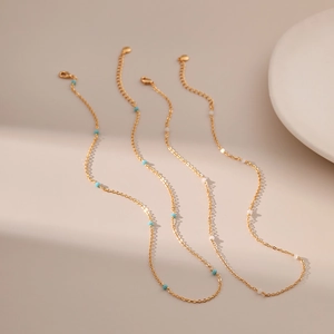 Minimalistische 18K vergulde kettingen met delicate blauwe en witte kralenaccenten