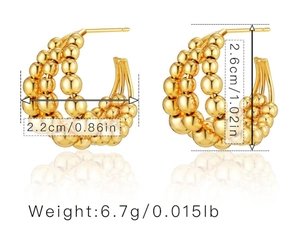 Detalle de pendientes en C bañados en oro de 18K con cuentas, ancho 2,2 cm y alto 2,6 cm