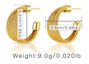Detalle de dimensiones de pendientes en C dorados con textura metálica entrelazada