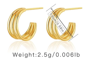 Detalle de pendientes en C dorados de 1,5 cm con líneas huecas, peso de 2,5 g cada uno