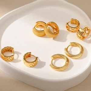 18K Vergoldet Kupfer Ohrringe Für Damen Minimalistisch Chic Texturiert Gedreht Gitter Hohl Huggie Ohrringe Modeschmuck