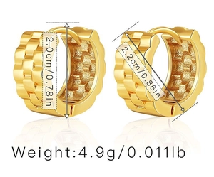 Detailansicht der 18K vergoldeten Creolen mit Hammerschlag-Textur und Maßangaben