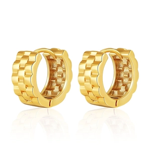 Detailansicht der 18K Gold Creolen mit geprägter geometrischer Textur für Damen