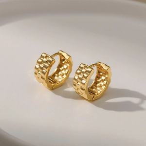 Makroaufnahme von 18K Gold-Creolen mit 3D-geprägtem Waffelgitter-Strukturmuster-Design