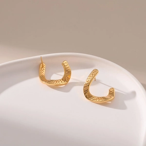Orecchini in argento S925 placcati oro 18K con design geometrico a U testurizzato